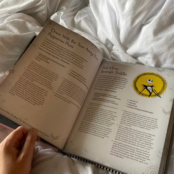 DISNEY TIM BURTONS THE NIGHTMARE BEFORE CHRISTMAS COOKBOOK - Picture 2 of 4